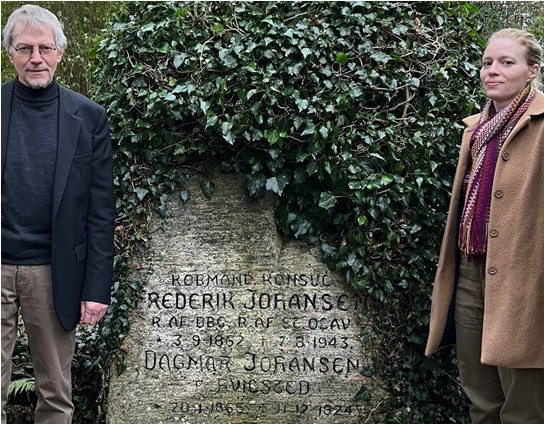 Kirsten and Anders at Dagmar's gravesite, 2023